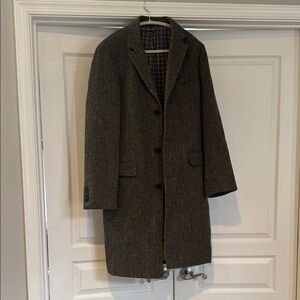 Gray Trench Coat with Wide Lapels and Tailored Fit